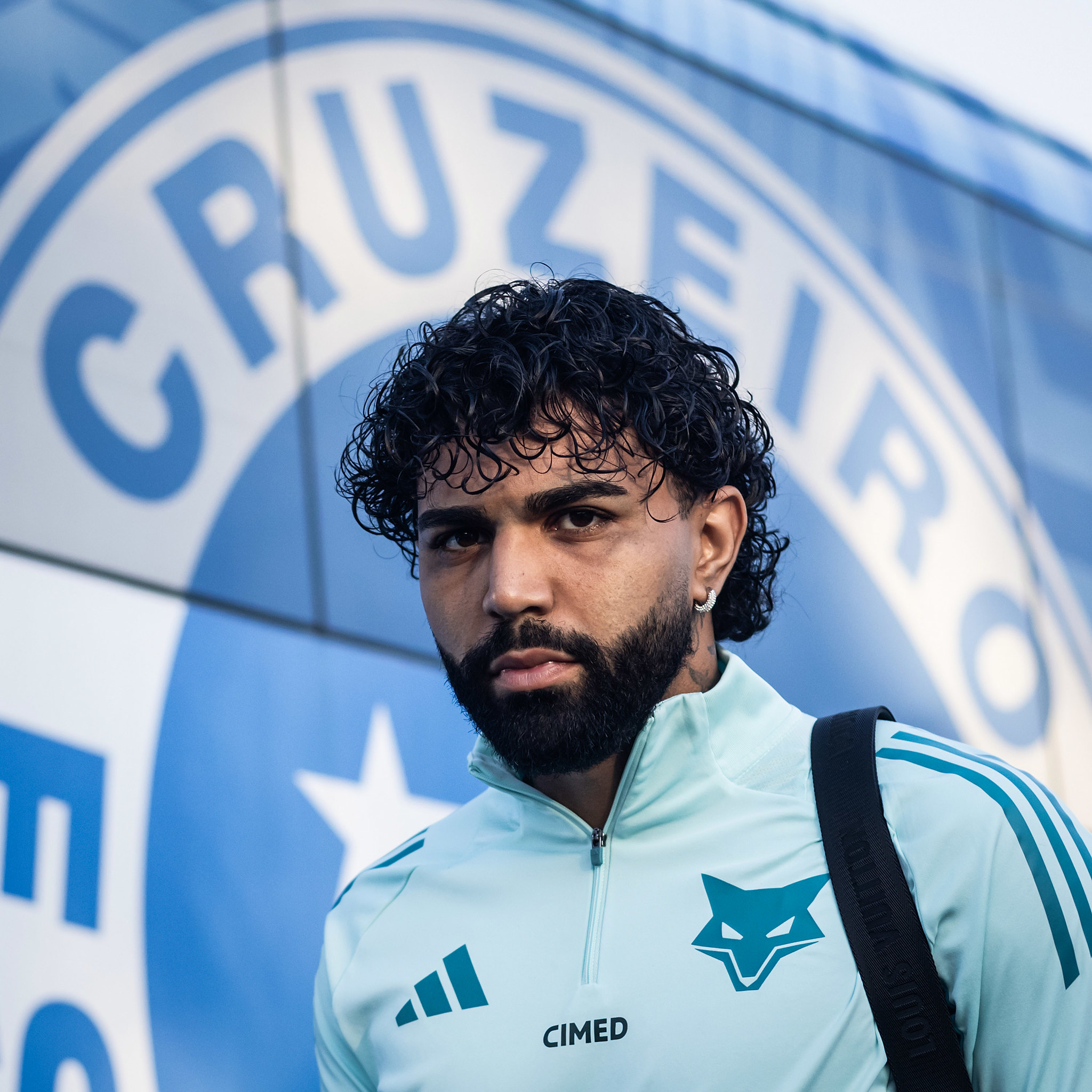 Gabigol celebra 29 anos e ganha homenagem do pai